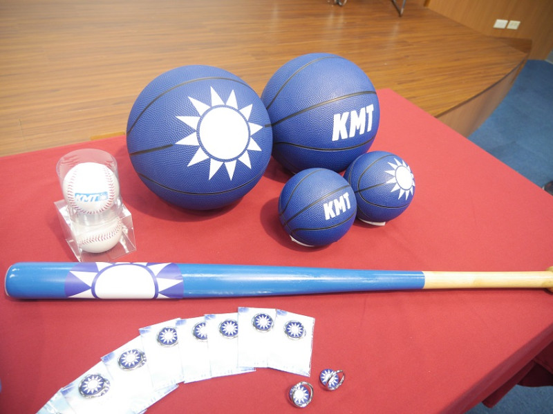 包含「就是投藍」印有黨徽的籃球、「KMT好棒」棒球，以及先前在網路上頗受好評「就是要抱KMT」的抱枕。   圖：聶良恩／攝
