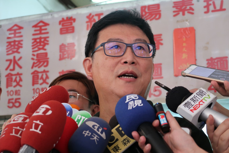 民進黨台北市長候選人姚文智14日以單身租屋津貼回應丁守中的單身犯罪說。   圖：林朝億/攝