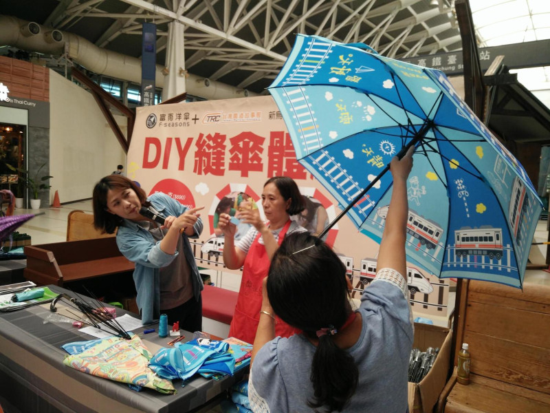 新烏日站內舉辦手工縫傘教學。   圖：唐復年/攝