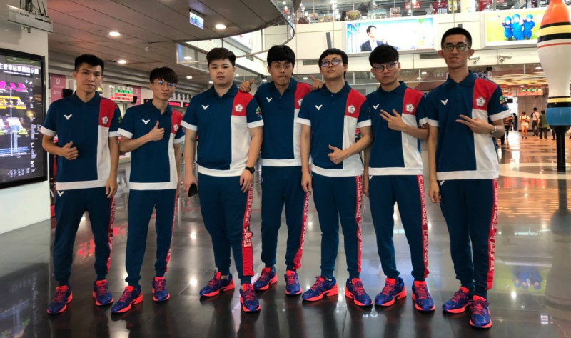 中華台北的代表隊一樣以藍色為主，並以國旗色的紅白為點綴，展現出簡潔俐落的風格。   圖：翻攝自 CTESA 粉絲專頁