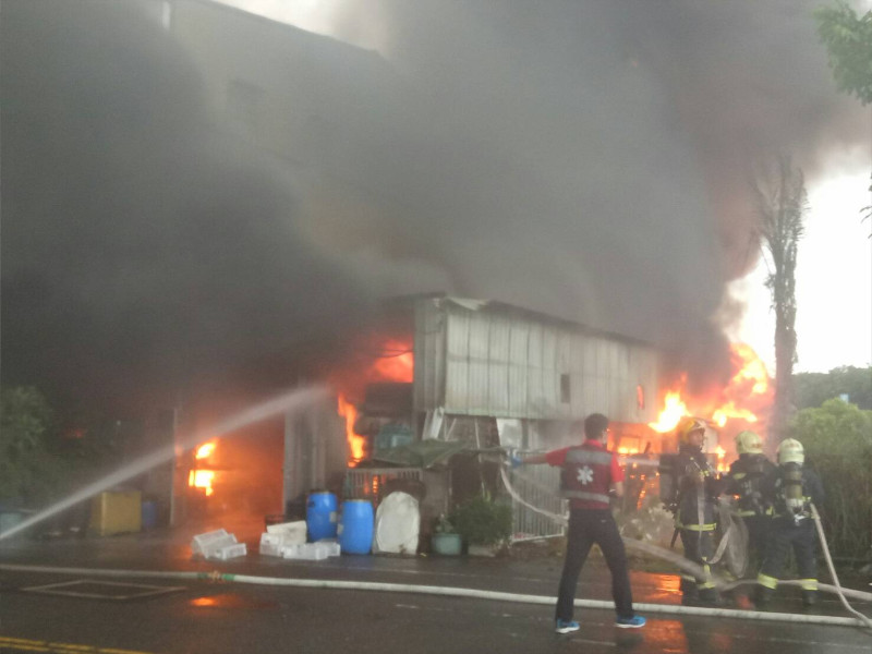 嘉義市14日發生大火，消防局搶救中。   圖：嘉義市消防局/提供
