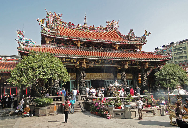 龍山寺在臺灣傳統建築史中，有極高的代表性與藝術價值。   圖：翻攝自維基百科