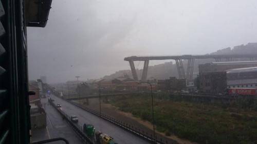 義大利警方發布照片，發生意外的高架橋有一整段墜落。   圖：義大利警方/提供