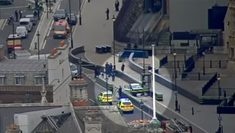 一輛銀色福特Fiesta衝撞多輛單車和行人後，衝撞倫敦市中心國會大廈外護欄，導致兩名行人受傷，警方現階段依恐攻事件處理。   圖：翻攝YouTube