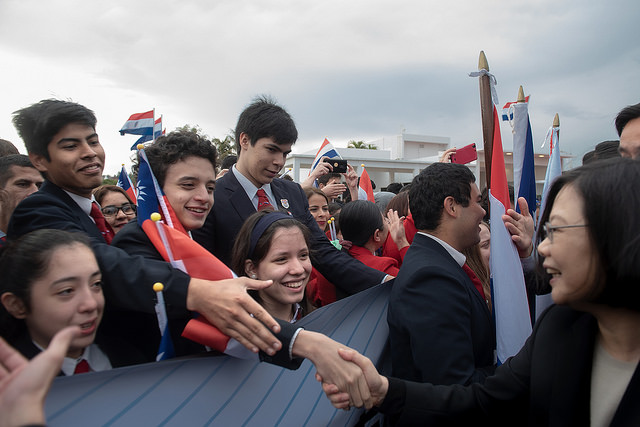 演奏兩國國歌結束後，總統接受巴拉圭小朋友獻花，並與列隊歡迎的大使館團員眷屬及僑胞代表握手致意。   圖：翻攝自總統府網站