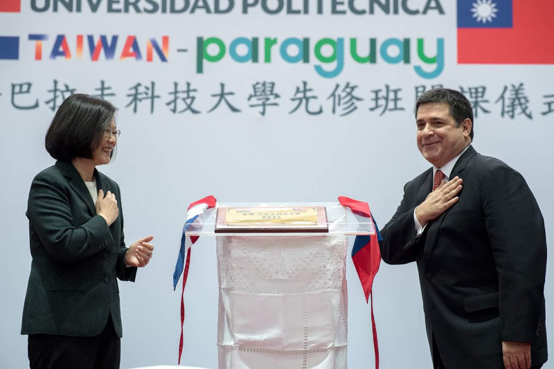 巴拉圭總統卡提斯隨後補充，當時他提出台巴科技大學合作計畫時，心裡有些忐忑，不過，蔡總統「沒有花2秒鐘答應，而是只花了1秒鐘」。   圖：翻攝自蔡英文臉書