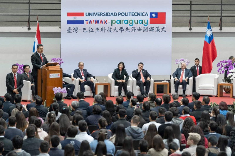 蔡總統則對現場學生說，她期待這所大學有一天會跟台科大一樣，成為世界最卓越的年輕大學之一；「未來，也請你們永遠記得，台灣是巴拉圭最好的朋友，我們很樂意分享經驗，為巴拉圭的未來，貢獻來自台灣的力量。」   圖：翻攝自蔡英文臉書