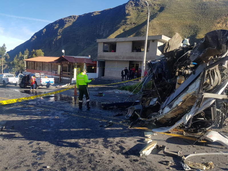 厄瓜多14日凌晨發生重大車禍，地點在當地惡名昭彰的「死亡曲線」，已知有24人死亡。   圖：Policía Ecuador推特