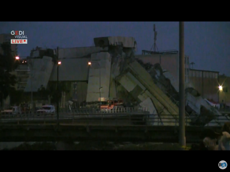 義大利新聞社（ANSA）說，當局懷疑結構瑕疵導致莫蘭迪橋斷落。據媒體報導，斷落的橋面長約80公尺。   圖：翻攝自Youtube
