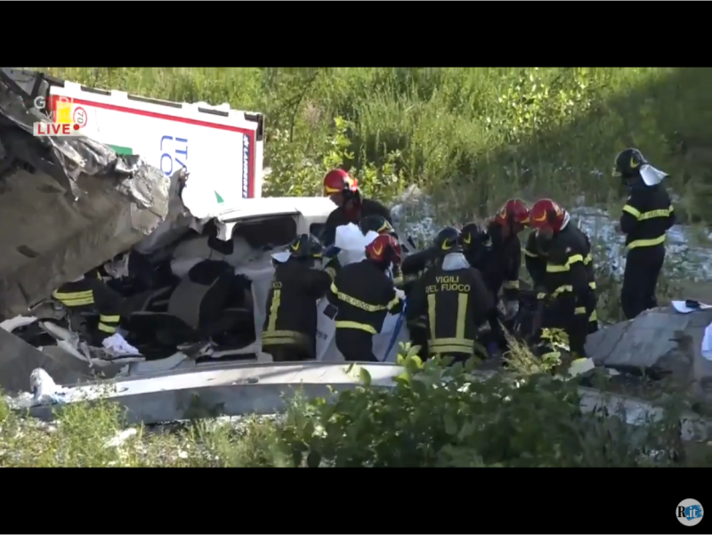 義大利媒體報導，約20輛汽車因斷橋事故受害，已有兩人由墜落的汽車中獲救。一位目擊者告訴義大利天空電視台（Sky Italia），高架橋斷落時，他看到有「8或9輛車在橋上」，場面宛如「末日降臨」。   圖：翻攝自Youtube
