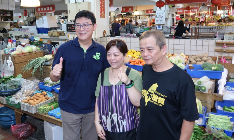 民進黨台北市長候選人姚文智15日前往中山市場掃街。   圖：林朝億/攝
