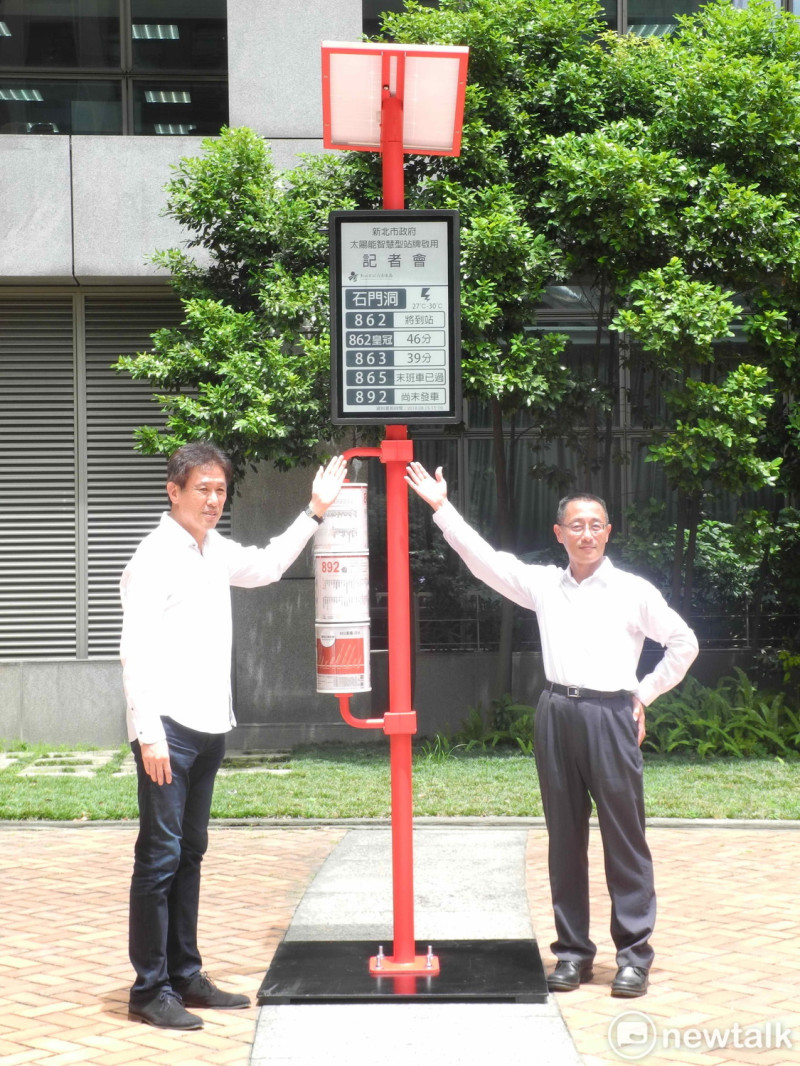 新北市交通局長王聲威（左）、中華電信新北營運處副總經理張本元展示「太陽能免接電電子紙智慧公車站牌」。
   圖：王峻昌/攝       