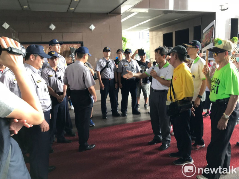 獨派成員與警方對峙。   圖 : 周煊惠 / 攝