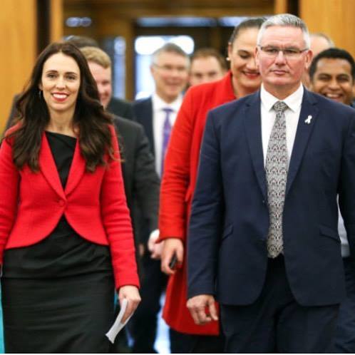 紐西蘭國會15日表決通過一項新法，禁止非定居的外國人購買成屋，實現38歲總理阿爾登（左）的選前承諾。   圖：翻攝Jacinda Ardern臉書