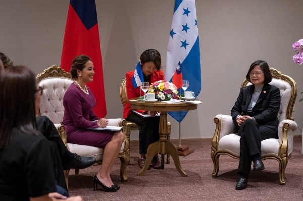 兩人同為女性從政，親切感油然而生。在近一小時的會談中，阿瓦拉朵（左）也提到在拉丁美洲女性從政情況，她還盛讚蔡總統（右）是「女性領導人的典範」。   圖：總統府/提供