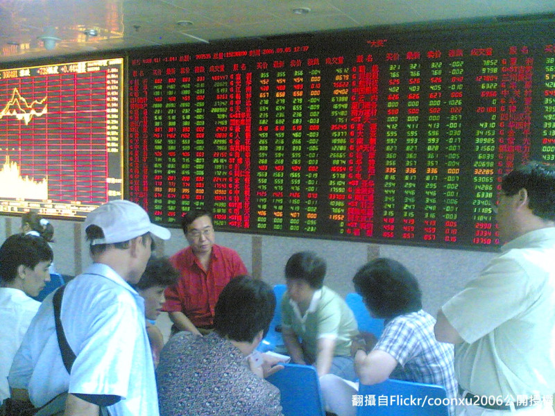 台北股市今天開低跌幅收斂，收盤跌34.47點，為9919.26點，跌幅0.35%，成交金額新台幣1244.15億元。。資料照片。   圖：翻攝自Flickr/coonxu2006公開授權