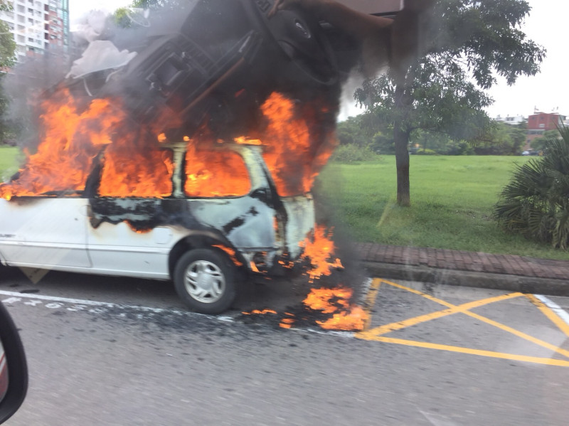 高雄市鼓山區今(16)日上午發生一起火燒車意外，自燃悶燒。   圖：翻攝網路