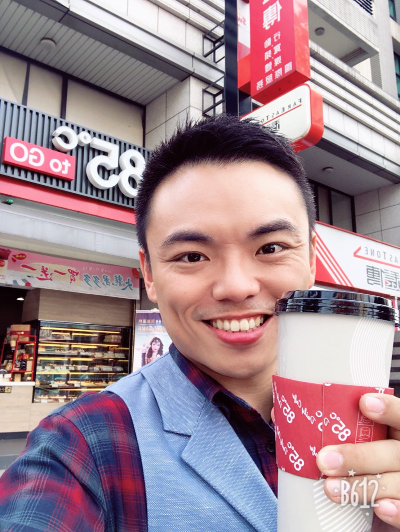 85度C風波延燒，國民黨發言人洪孟楷今（16）天特地買了一杯咖啡，以行動力挺。   圖：洪孟楷提供