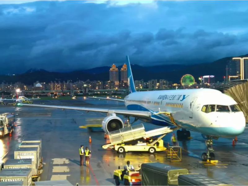 8月16日，廈航MF8667廈門-馬尼拉航班，於北京時間23:55在馬尼拉機場降落滑行時，發生偏出跑道事件，機組人員迅速啟動應急撤離程式，機上157名旅客和8名機組人員全部安全撤離，無人員受傷。   圖：翻攝自Youtube