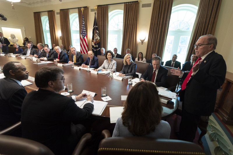 美國國家經濟委員會主席柯德洛（右）16日在白宮內閣會議時，直言中國經濟「似乎很糟糕」。   圖：翻攝川普推特