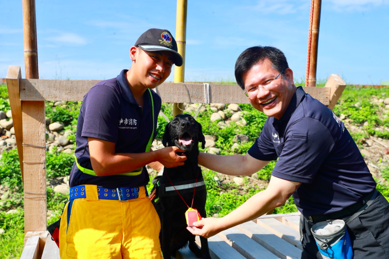 台中市長林佳龍位腿腿送上平安符，期盼參賽順利、凱旋歸國。   圖：翻攝台中市市政新聞網