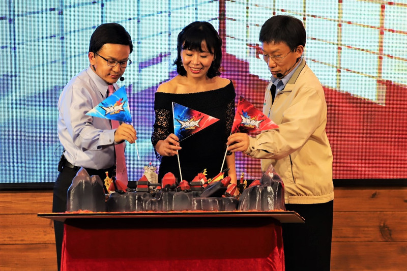 科文哲、丁手中與競鋒國際總經理Eva插旗宣布《聖域對決》正式上市。