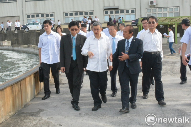 副總統陳建仁到彰化縣二林鎮參觀引藻公司，並聽取說明，了解生物科技產業的現況。   圖：唐復年/攝