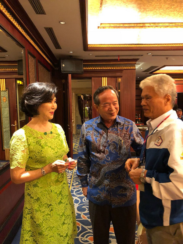 第18屆亞洲運動會18日晚登場，旅居印尼的資深藝人白嘉莉（左）是應邀參加開幕式的貴賓，她也不忘為中華隊加油。   圖：中央社