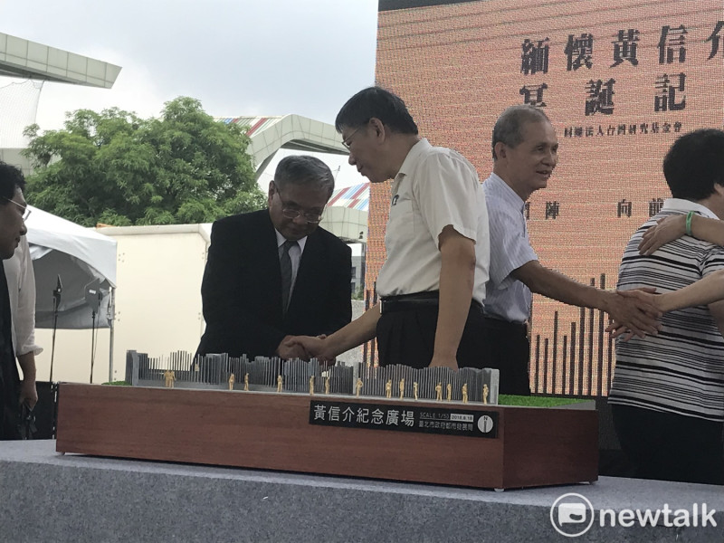 台北市長柯文哲與黃信介胞弟黃天福握手致意。   圖 : 周煊惠 / 攝