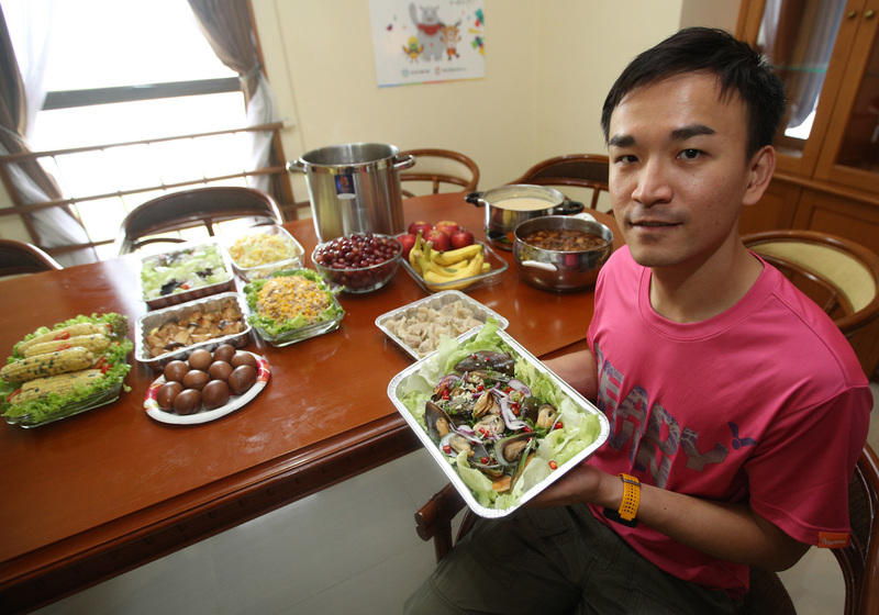 中華亞運代表團今年特別從台灣帶來專屬廚師與營養師，希望除去選手吃壞肚子的風險，也讓選手在異地享受家鄉味。圖為國家運動訓練中心運動營養師潘奕廷。   圖：中央社
