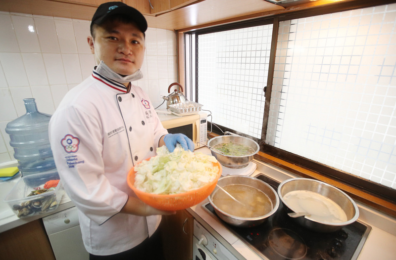 中華亞運代表團今年特別從台灣帶來專屬廚師吳信緯（圖），讓選手在異地也能享受家鄉味。   圖：中央社