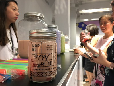 紐約第2屆台灣珍奶藝術節17日登場，設計師從實驗室概念出發，讓訪客從選料、加冰塊，到選擇抹茶、芋頭和櫻花奶茶口味，自己動手調製出獨一無二的飲品。   圖：中央社