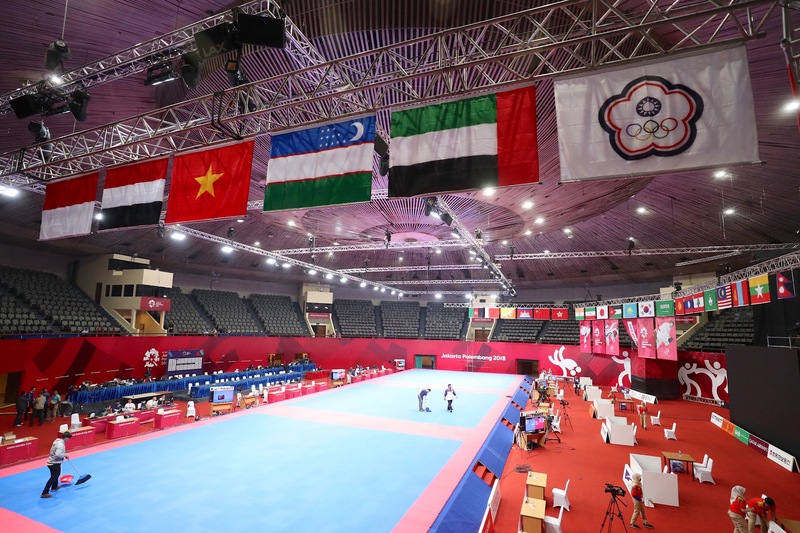 2018年第18屆亞洲運動會18日晚間將正式開幕，中華跆拳道品勢代表隊下午前往觀看比賽場地，做賽前最後準備；比賽會場可見中華奧會會旗高掛。   圖：中央社
