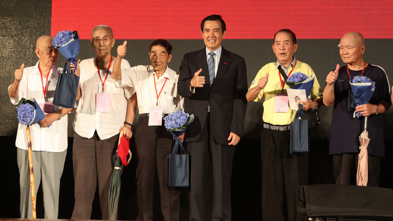 前總統馬英九（右3）18日在台北出席「八二三戰役勝利60週年紀念大會」，與當年八二三戰役官兵合影。   圖：中央社