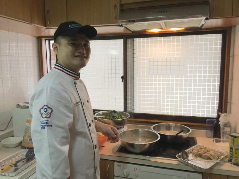 阿緯師是這次亞運台灣選手隨隊的廚師。   圖：翻攝蔡英文臉書