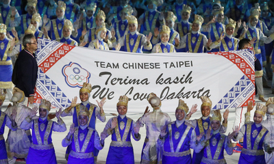 2018年雅加達亞運開幕式18日晚間盛大登場，中華代表團進場時舉起大旗，上面首行寫著Team Chinese Taipei（中華代表隊），第2行寫上印尼文Terima Kasih（謝謝），第3行則是We Love Jakarta（我們愛雅加達）。   圖：中央社