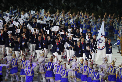2018雅加達亞運開幕典禮18日晚間在格羅拉蓬卡諾體育場盛大登場，中華代表團由舉重好手郭婞淳（前持大旗者）舉旗領軍，進場時熱情揮舞旗幟向全場致意。   圖：中央社