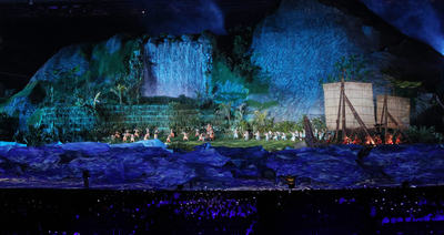 2018雅加達亞運開幕式18日晚間在格羅拉蓬卡諾體育場盛大登場，開幕式表演在長120公尺、寬30公尺、高26 公尺的舞台搬演，以高山為背景，配合印尼特有植物和花卉手工完成的舞台，在世界面前展現印尼特有的文化藝術。   圖：中央社