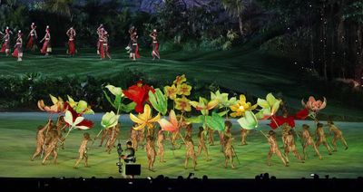 2018雅加達亞運開幕式18日晚間在格羅拉蓬卡諾體育場盛大登場，約5000名舞者在以高山為背景、搭配印尼特有植物及花卉的舞台上帶來精彩演出，為亞運揭開序幕。   圖：中央社