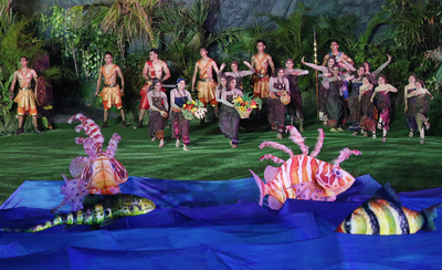 2018雅加達亞運開幕式18日晚間在格羅拉蓬卡諾體育場盛大登場，並以印尼亞齊傳統沙曼舞（Tari Saman）等精彩演出為亞運揭開序幕，更在世界面前成功展現印尼特有的文化和藝術。   圖：中央社