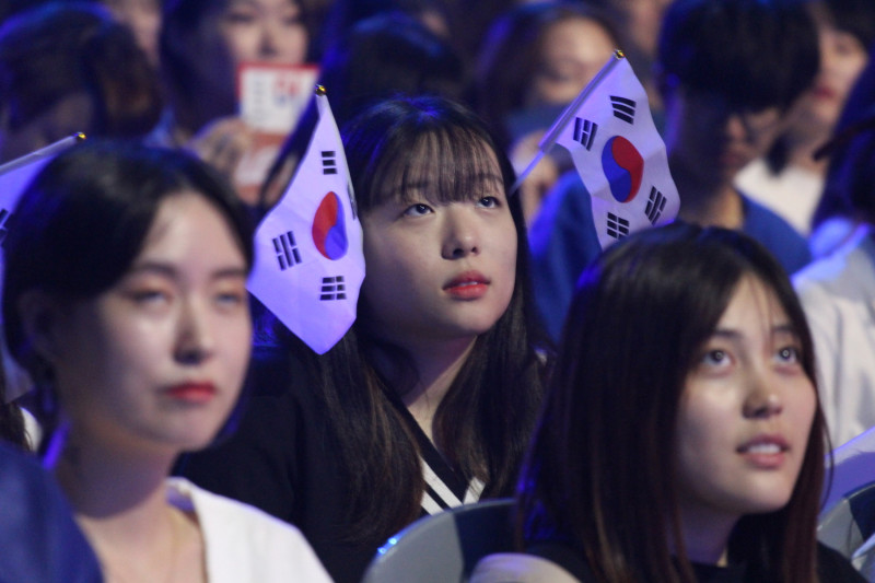 這次世界盃以國家為單位出征，也讓向來愛國心十足的韓國粉絲帶上國旗進場支持。