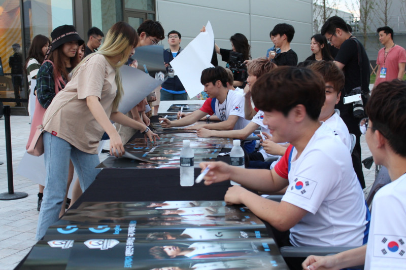 韓國電競選手本身經常與粉絲互動，親和力十足。