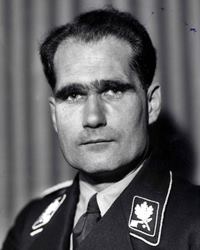 德國柏林今天約有500名極右分子上街悼念納粹罪犯海斯（Rudolf Hess）去世31週年，人數相當的反制勢力也不甘示弱，高喊「納粹滾」。兩派人馬爆發衝突，至少一名警員受傷。   圖 : 翻攝自Today on history
