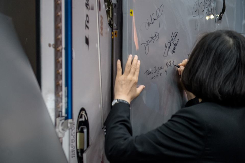 總統蔡英文在參觀美國太空總署詹森中心時，在太空艙簽名留念，成為台灣第1位造訪美官方機構的元首，網友大讚。   圖：翻攝蔡英文臉書