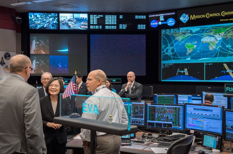總統蔡英文（前排中）參觀美國太空總署，成為台灣第1位造訪美官方機構的元首。   圖：翻攝蔡英文臉書