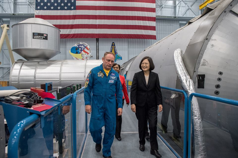 總統蔡英文（右）過境美國休士頓時，參觀美國太空總署的太空站實體模型訓練中心。   圖：翻攝蔡英文臉書