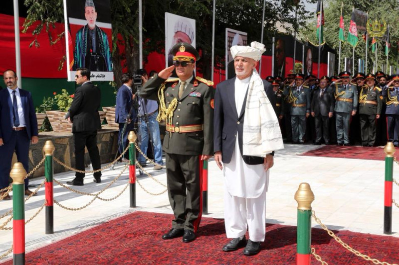 阿富汗總統甘尼（右）19日慶祝國家獨立99周年紀念日時，宣布政府將在得到塔利班方面確認後，20日開始實施停火。   圖：翻攝甘尼臉書