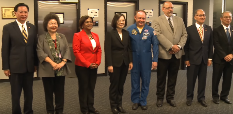 蔡英文總統於美國當地時間19日前往NASA詹森太空中心、控制中心、太空站訓練區等設施進行參訪，成為參訪NASA的首位台灣總統。   圖：截自YouTube