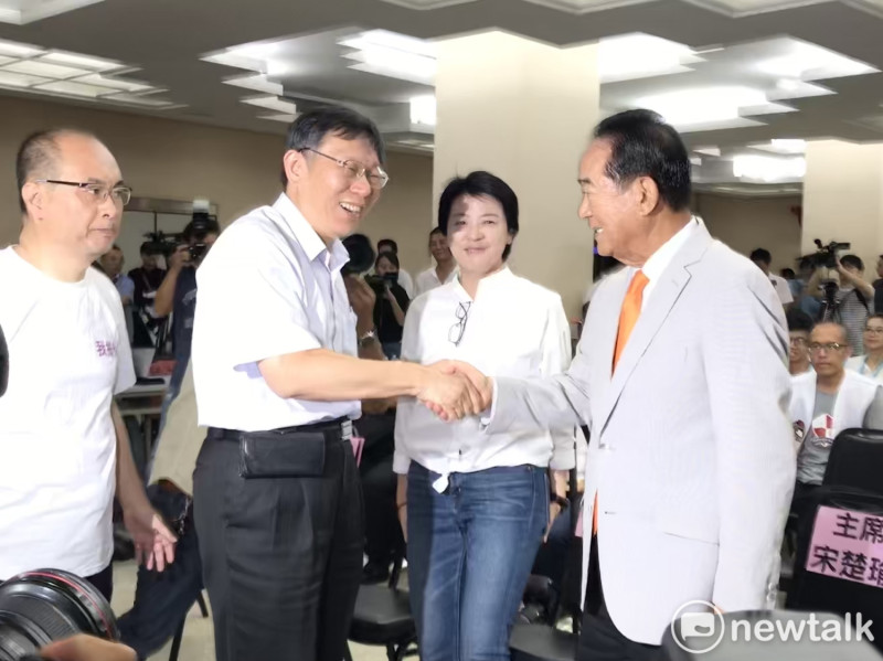 圖為台北市長柯文哲（左2）與親民黨主席宋楚瑜（右1）去年選舉攜手「白橘合作」畫面。   圖 : 新頭殼資料照