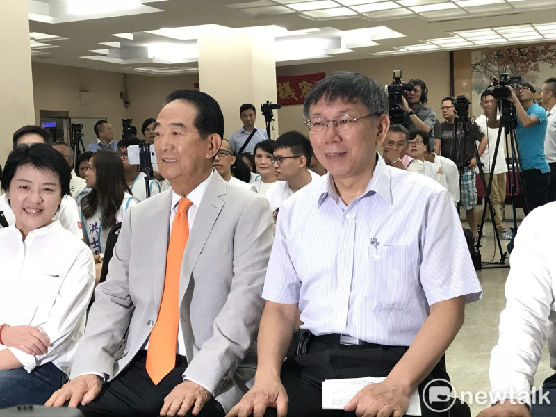 台北市長柯文哲（右）、親民黨主席宋楚瑜（左）今日合體。   圖 : 周煊惠 / 攝